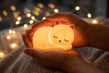 HuggNest™ Squishy Napping Cat Night Light - Gentle Glow with Sleepy Cat Charm 🐱
